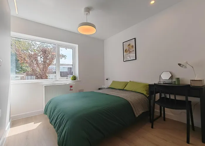 Gated 4 Guests House Free Parking