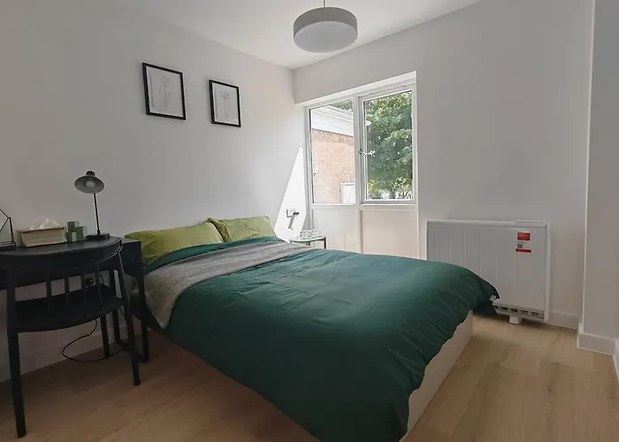 Gated 4 Guests House Free Parking