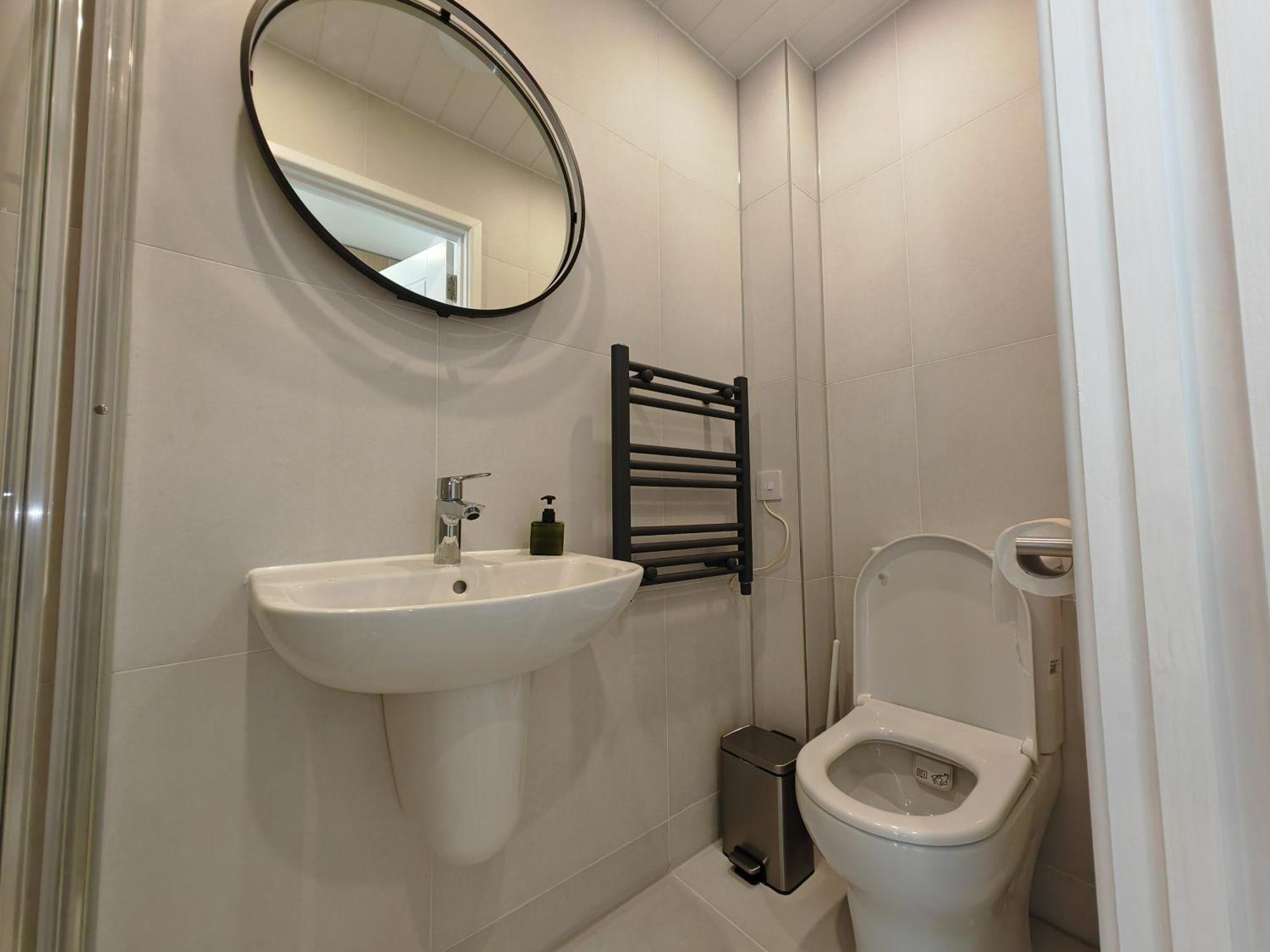 Gated 4 Guests House Free Parking Holiday home *