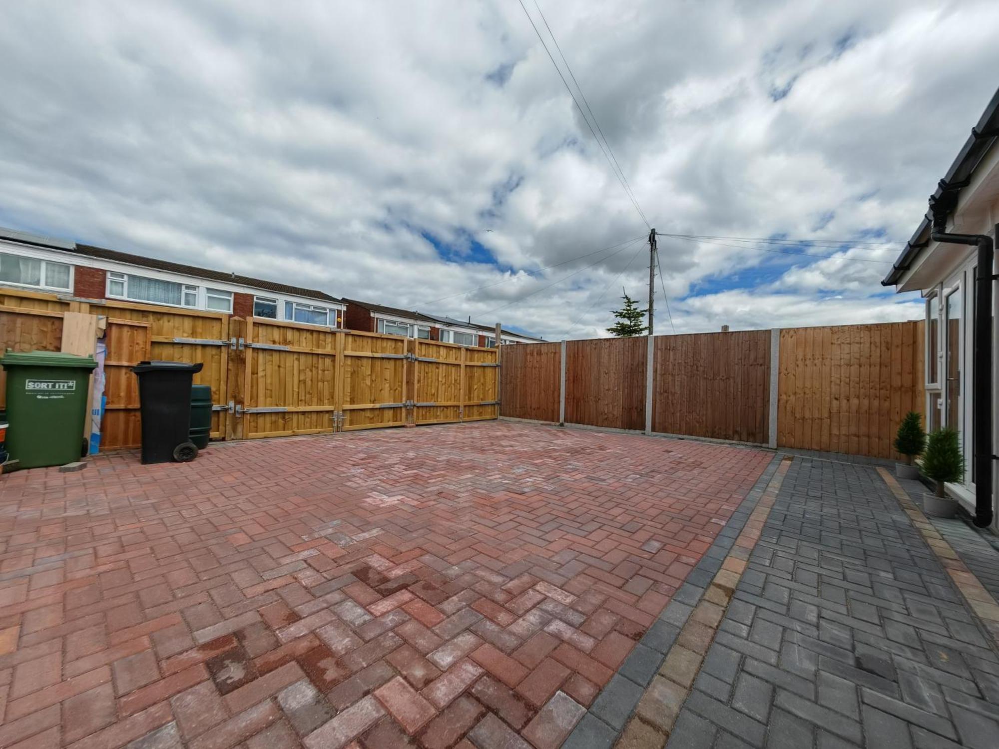 Gated 4 Guests House Free Parking